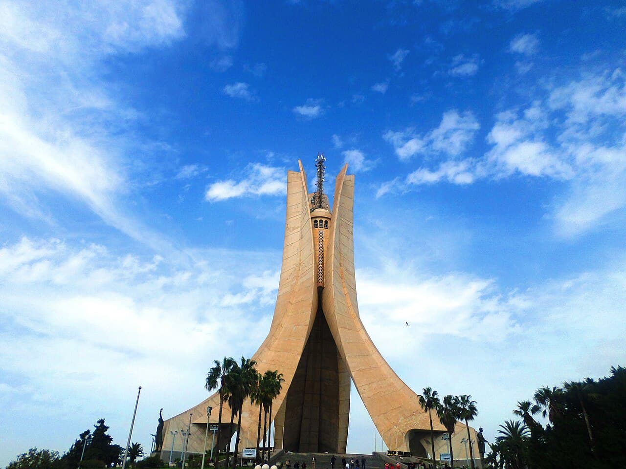 Alger — Makam Echahid & Place des Martyrs
